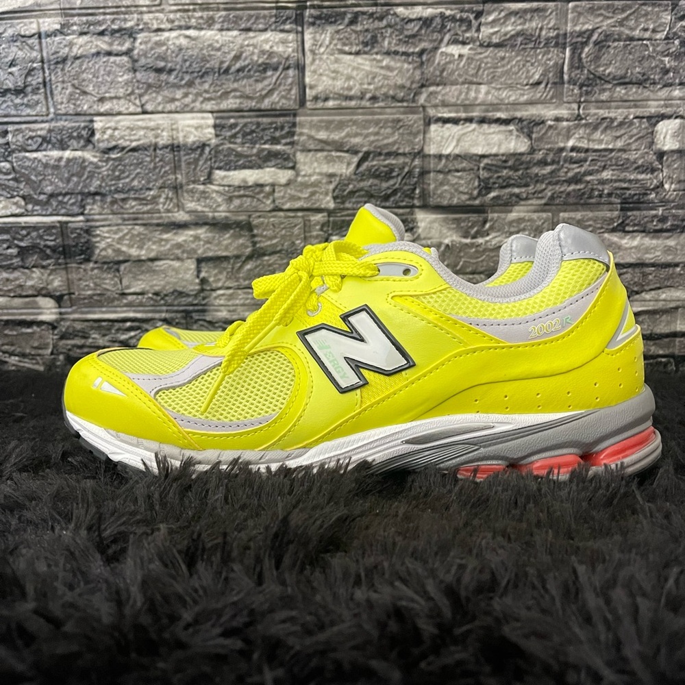 New Balance 2002R Sulpher Yellow Men Size 10.5